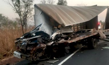 Em Goiás: Colisão frontal entre caminhões causa morte na BR-020