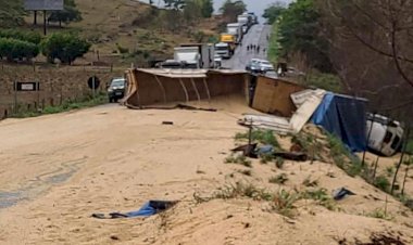 Carreta carregada de soja tomba na BR-153 em Rialma e deixa motorista morto