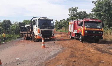 Corpo de Bombeiros é acionado para atender ocorrência de acidente de trânsito na BR-153 envolvendo 3 caminhões