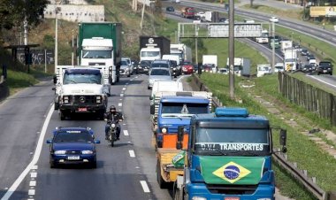Mesmo com adesão menor, caminhoneiros mantêm greve