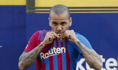 Daniel Alves é apresentado no Barça e diz que jogaria até de graça no clube