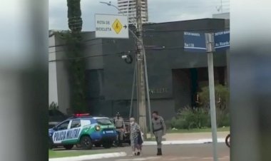 PM ajuda idosos a atravessarem avenida em Goiânia e viraliza nas redes sociais