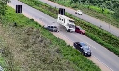 Câmeras mostram caminhão colidindo em dois veículos e fugindo na BR-153