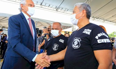 Caiado sanciona lei que garante aposentadoria especial a policiais civis de Goiás