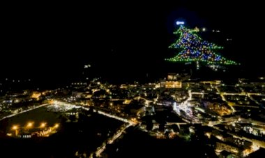 Maior árvore de Natal do mundo é acesa na Itália