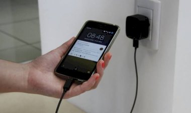 Em Goiás: Adolescente morre após tomar choque elétrico usando celular carregando na tomada