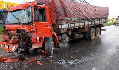 Em Goiás: Motorista dorme no volante e bate na traseira de caminhão na BR-153