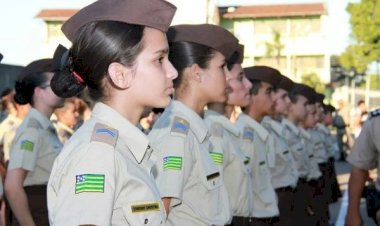 Colégio da PM de Goiás obriga meninas a usarem saia e proíbe calça