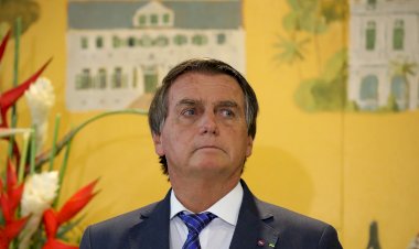 Bolsonaro anuncia reajuste de 33,24% no piso salarial dos professores