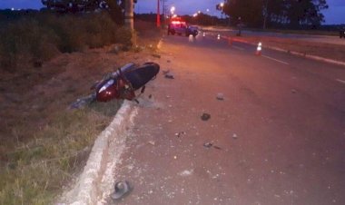 Em Goiás: Mulher morre após moto em que estava bater contra meio-fio