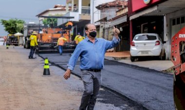 Prefeito Edmario faz vistoria em serviço de recapeamento asfáltico que está sendo feito na Avenida Adalto Lima Ascier