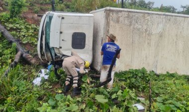 Motorista de caminhão morre após veículo sair de pista e tombar na BR-153