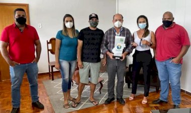 Prefeito Edmario Barbosa recebe em seu gabinete representantes das equipes feminina e masculina de Handebo
