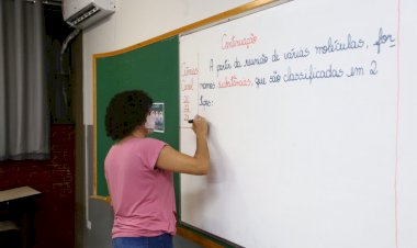 Governo de Goiás anuncia pagamento de novo piso salarial para professores