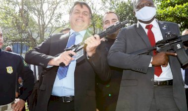 Bolsonaro atribui redução de assassinatos à liberação de armas; especialistas apontam distorção dos fatos e que mais armas em circulação são risco à sociedade