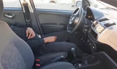 Homem é flagrado dormindo dentro de carro no meio de avenida em Goiânia
