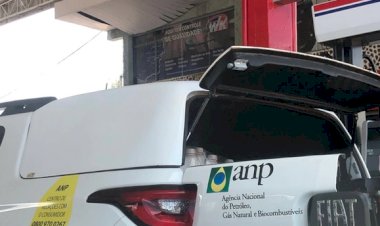 Agência Nacional de Petróleo fiscaliza posto de combustível às margens da BR-153