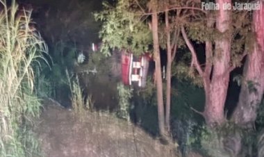Jovem fica ferido após carreta tombar na BR-153 entre Rialma e Nova Glória