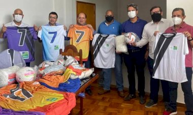 Prefeito de Ceres recebe visita de representante do Deputado Federal Lucas Vergílio para entrega de materiais esportivos