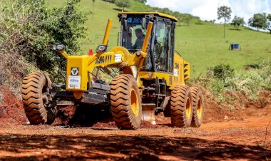 As ações de manutenção das estradas vicinais acontecem de forma simultânea em várias regiões do nosso município