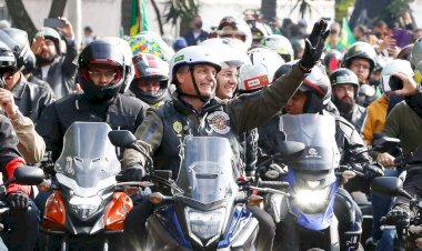 Presidente Bolsonaro arrasta multidão em motociata organizada pelo grupo ''Acelera Para Cristo'', nesta Sexta da Paixão, em São Paulo