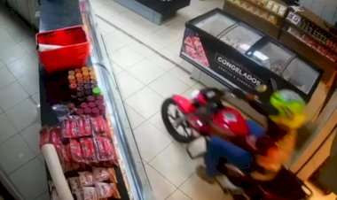 EXCLUSIVO - Em Goiás: Motociclista invade açougue e rouba cerca de R$ 350 em carnes