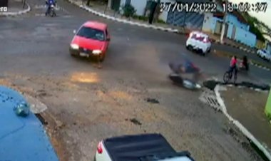 Ciclista é arremessado e gira no ar após ser atingido por moto que se envolveu em acidente com carro, em Itaberaí