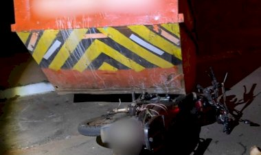 Em Goiás: Jovem de 20 anos morre após bater moto contra caçamba de entulhos