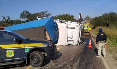 Caminhão tomba e deixa BR-153 totalmente interditada em Nova Glória