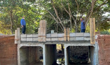Construção de ponte de concreto avança na zona rural de Ceres