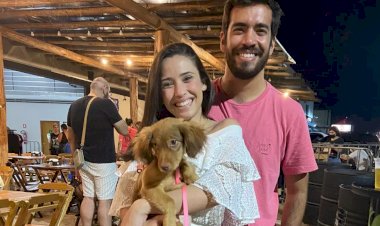Jovem viraliza na web ao contar que conheceu namorado após ser direta em rede social: ‘Significa que quer me pegar?’