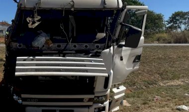 Em Goiás: Criança morre após pai desviar de carros para evitar acidente e caminhão tombar na BR-153, diz PRF