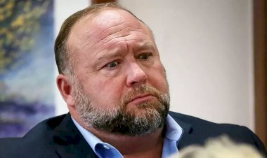 Alex Jones, radialista que propagou fake news sobre massacre em escola, é condenado a pagar mais de R$ 250 milhões