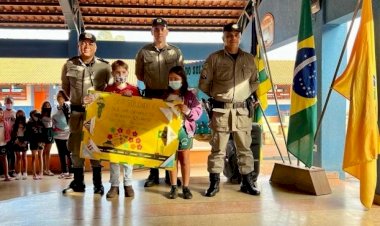Crianças da Escola Municipal Pequeno Príncipe em Ceres fazem homenagem ao Dia do Soldado