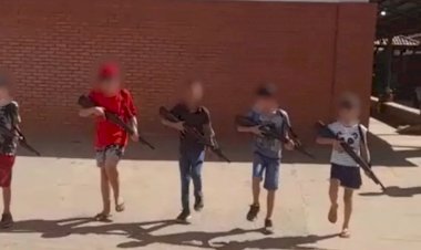 Em Goiás: Crianças marcham e empunham réplicas de armas dentro de escola