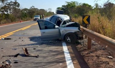 Acidente parte carro ao meio e deixa dois mortos na GO-320