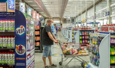 Concentrada em combustíveis, deflação não alivia conta do mercado; veja altas e baixas em 12 meses