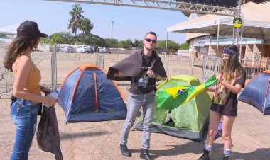Fãs de Guns N’ Roses acampam na porta do Estádio Serra Dourada um dia antes do show para conseguir ver ídolos de perto