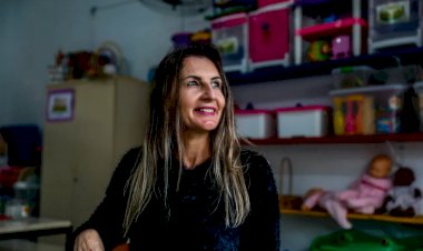'Educação mudou minha vida', diz mulher que voltou a estudar para ser professora após trabalhar com faxina em escola
