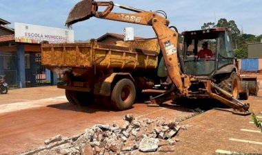 Prefeitura de Ceres faz pavimentação das calçadas no entorno da escola municipal pequeno príncipe