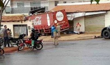Em Goiás: Caminhão perde o freio, derruba poste e invade casa