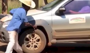Em Goiás: Secretário dirigindo carro da Prefeitura é filmado atropelando homem em rua da cidade