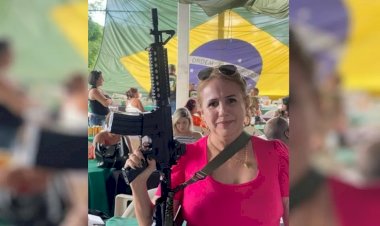 Em Goiás: Diretora de escola estadual posa para foto segurando fuzil; Educação investiga