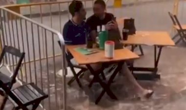 Vídeo de amigos bebendo em bar em meio à enxurrada viraliza: 'Tinha cerveja na mesa'