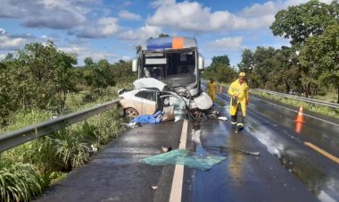 Cinco pessoas morrem e outras cinco ficam feridas em colisão entre ônibus e carro na BR-020, em Goiás