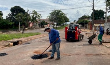 Prefeitura continua serviço de tapa-buraco em Ceres