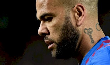 Daniel Alves sai preso de delegacia em Barcelona por suposta agressão sexual
