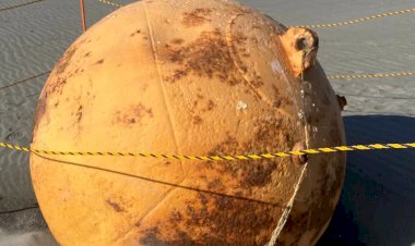 Esfera de ferro na areia da praia intriga o Japão