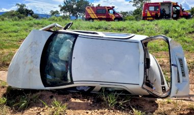 Em Goiás: Dois idosos morrem e três pessoas ficam feridas após carro capotar