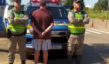 Homem é preso por sequestro após mulher conseguir pedir socorro ao passar por posto da polícia, diz PRE